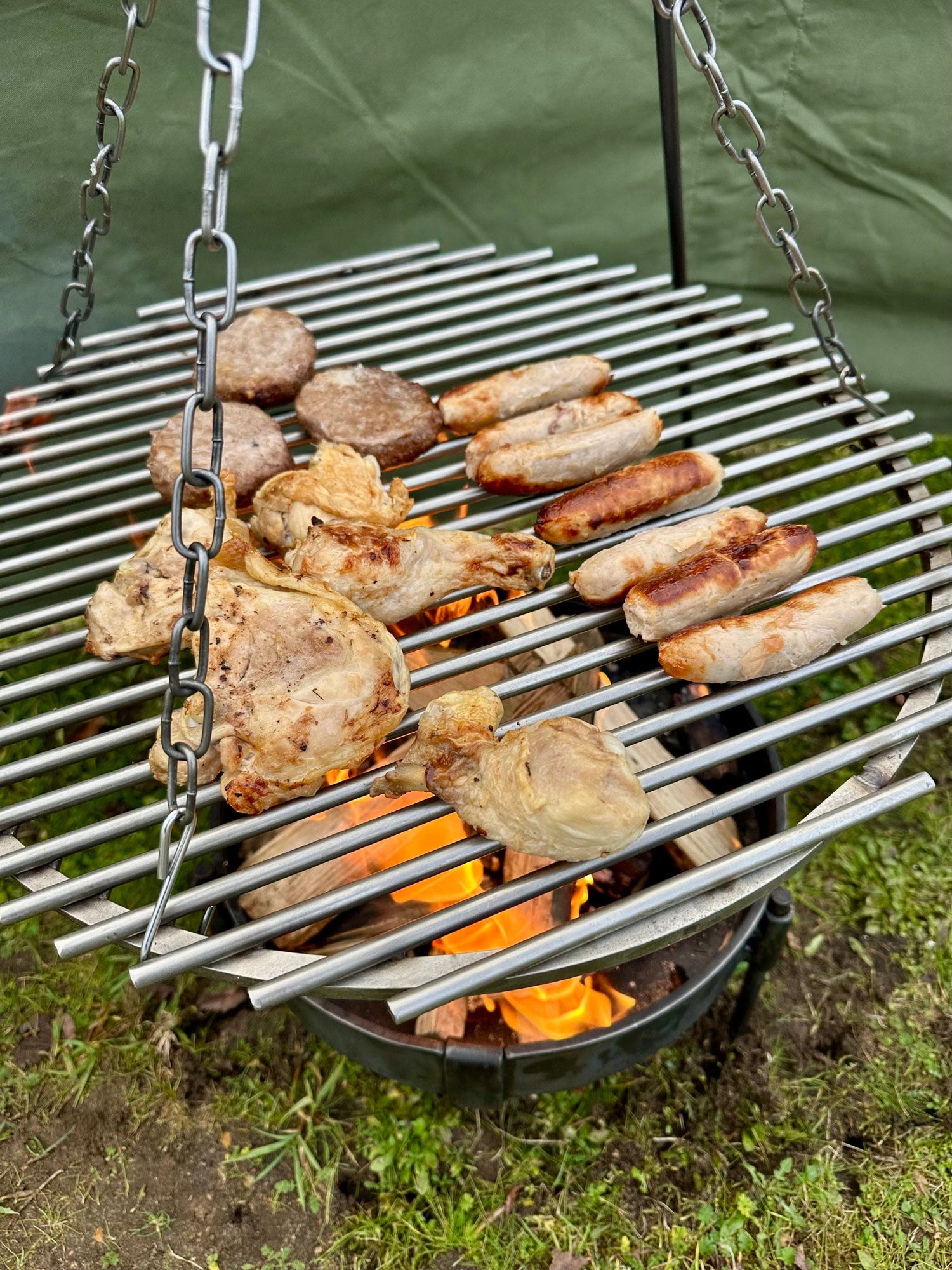 Hanging Grill for Tripods and Ridge rack systems. Made with 8mm grids that retain the heat of the fire.