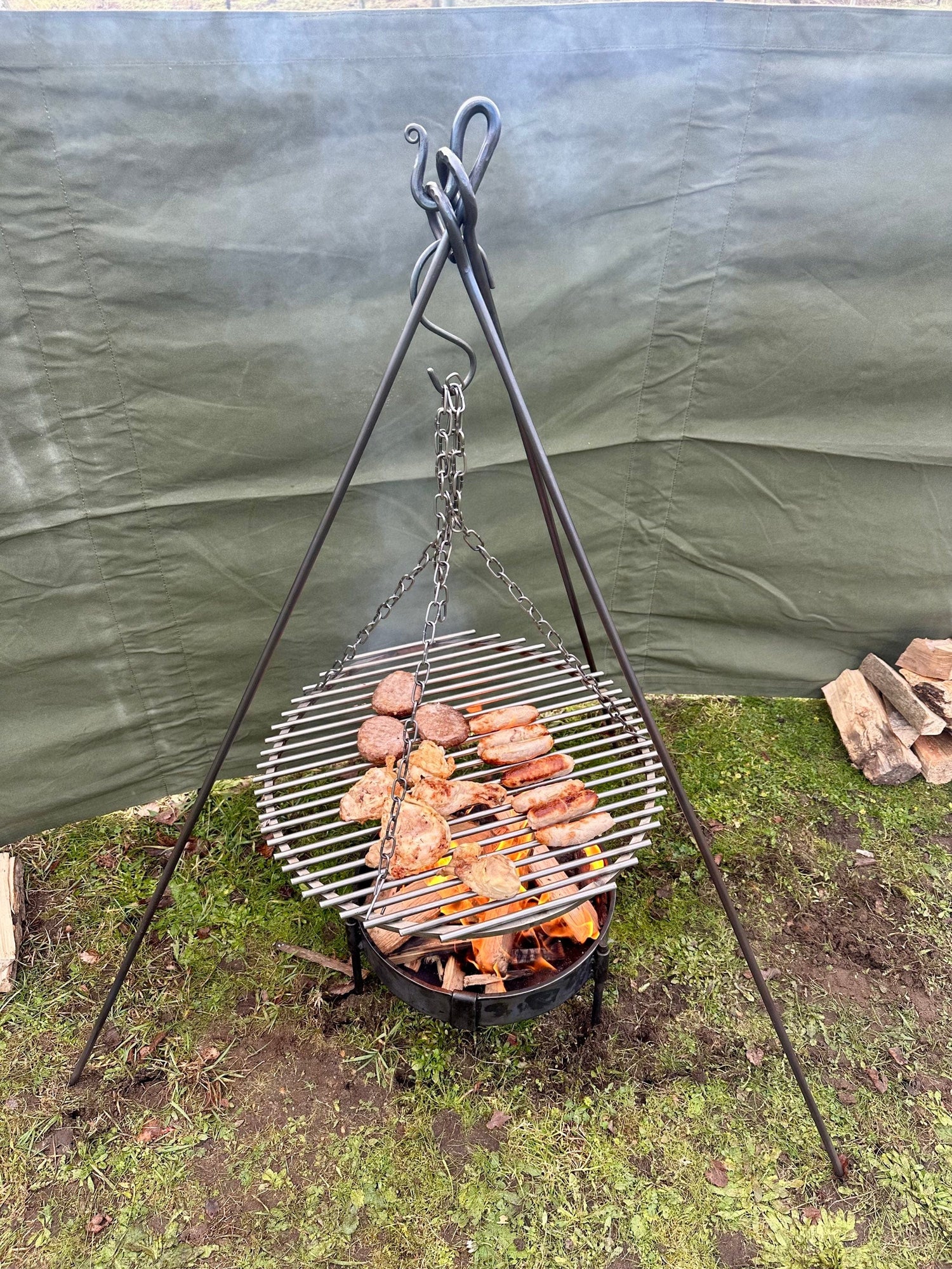 Hanging Grill for Tripods and Ridge rack systems. Made with 8mm grids that retain the heat of the fire.