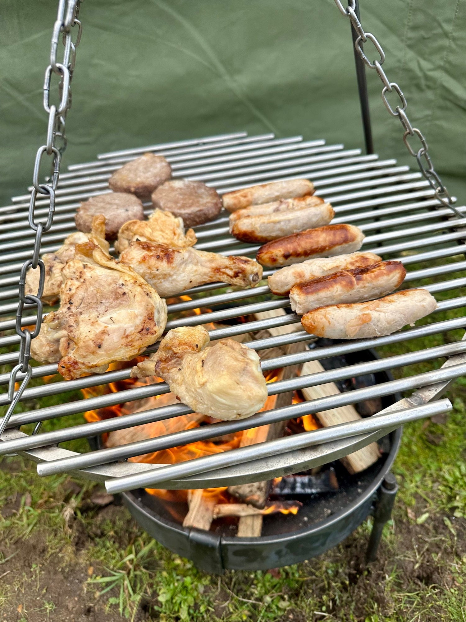 Hanging Grill for Tripods and Ridge rack systems. Made with 8mm grids that retain the heat of the fire.