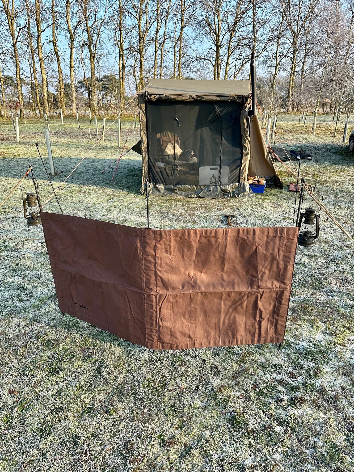 Windbreak with main poles