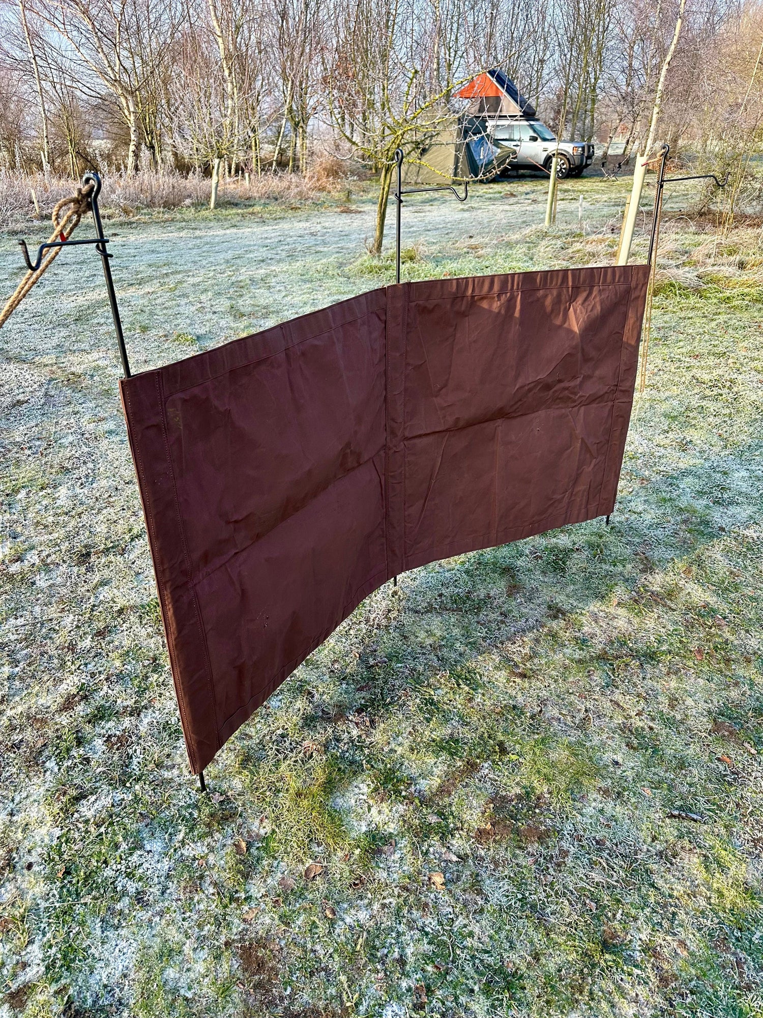 Windbreak with main poles