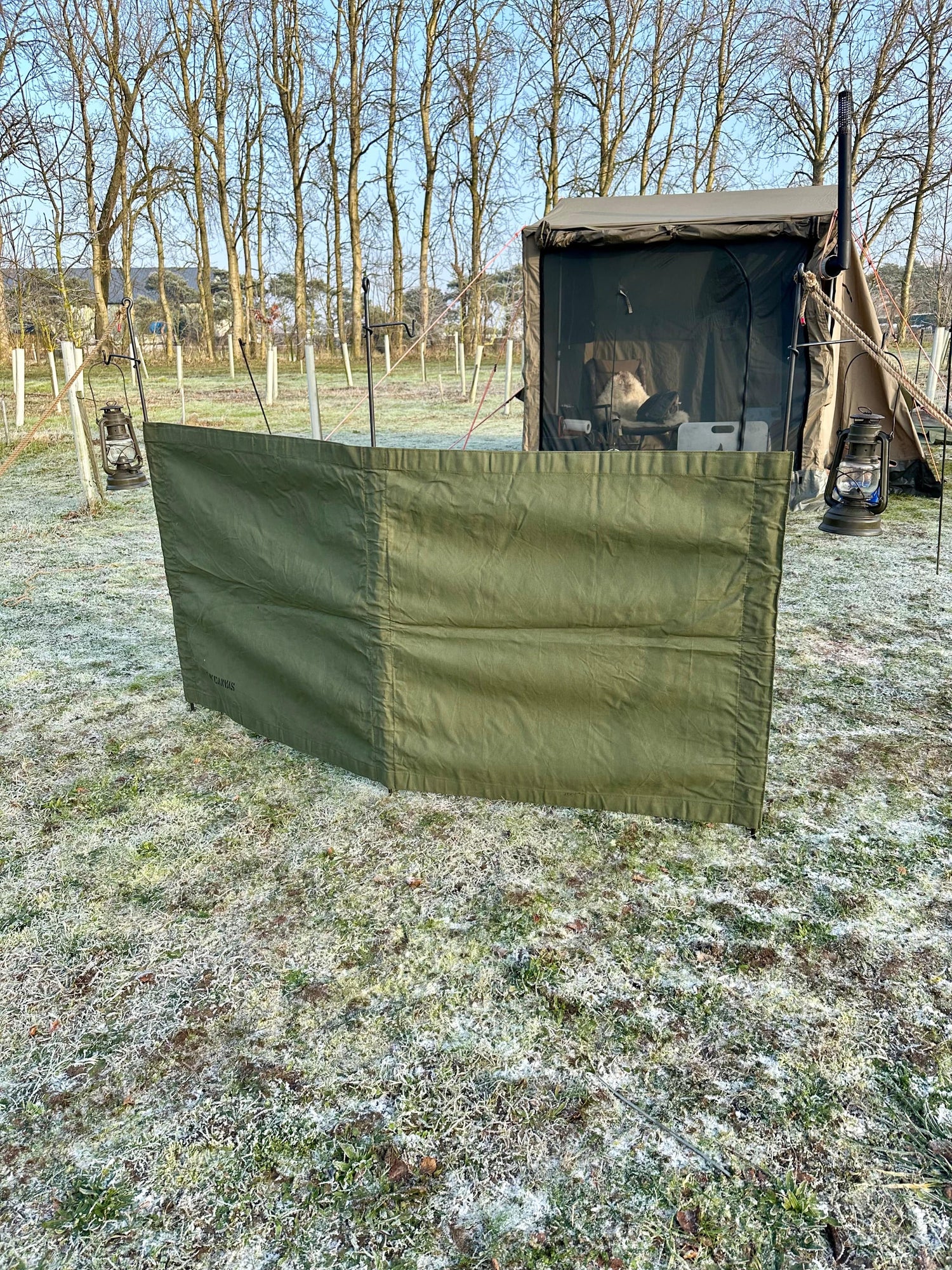 Windbreak with main poles
