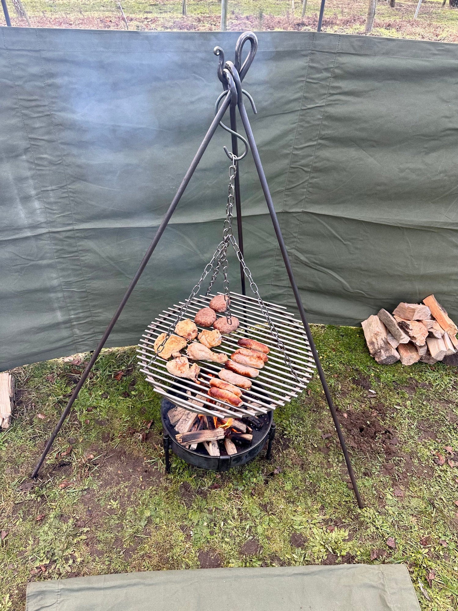 Hanging Grill for Tripods and Ridge rack systems. Made with 8mm grids that retain the heat of the fire.